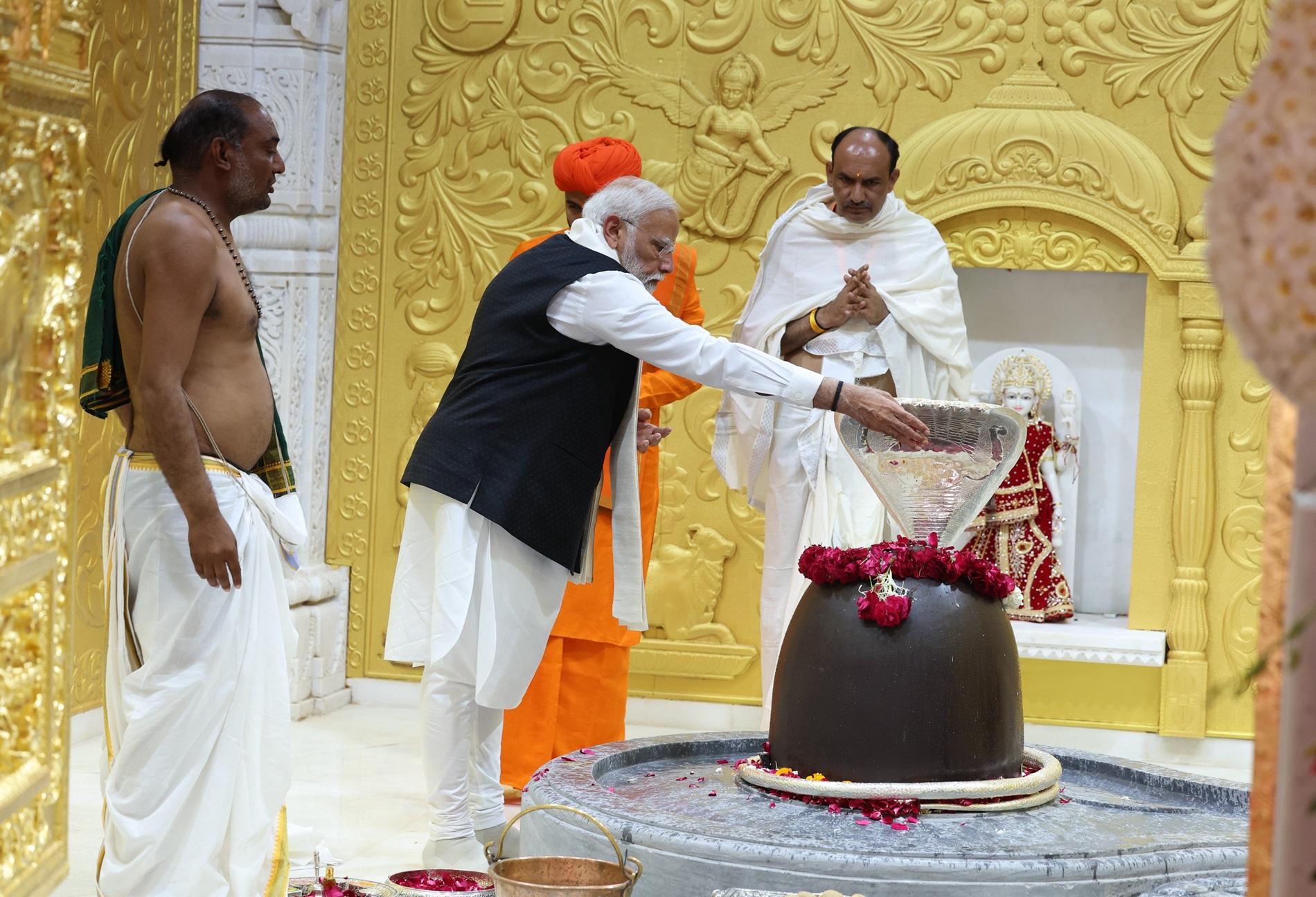प्रधानमंत्री ने कहा कि आजादी के बाद देश में कई ब्रांड बने, लेकिन अमूल का विकास अभूतपूर्व रहा, उन्होंने कहा कि अमूल जैसा कोई नहीं, प्रधानमंत्री ने कहा कि आज अमूल ताकत की पहचान बन गया है. इस दौरान उन्होंने शिव मंदिर के दर्शन भी किए.