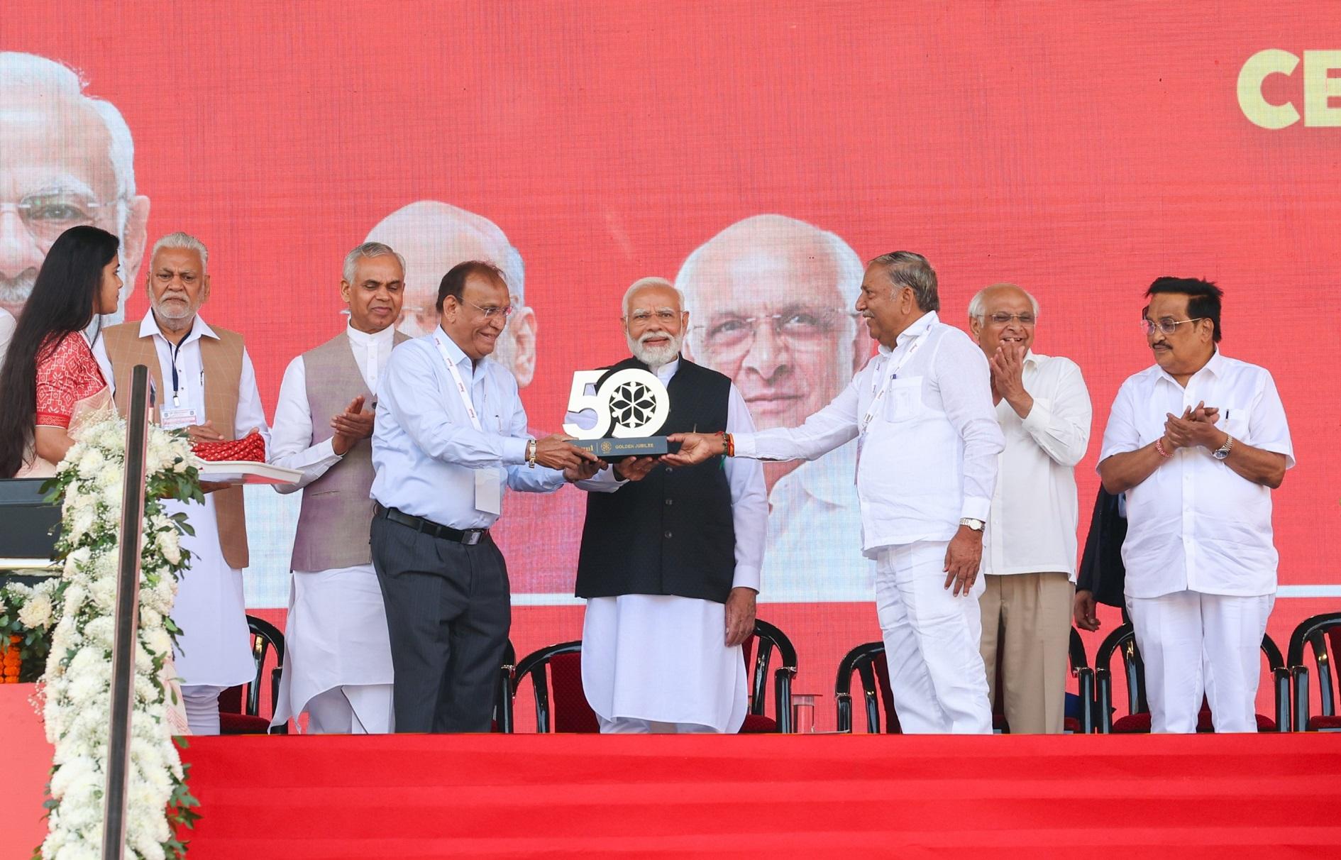 अमूल के विकास में नारी शक्ति के योगदान की चर्चा करते हुए प्रधानमंत्री ने कहा कि नारी शक्ति के कारण ही आज अमूल सफलता के शिखर पर है. आज जब भारत `महिला नेतृत्व विकास` के मंत्र के साथ आगे बढ़ रहा है, तो भारत के डेयरी सेक्टर की ये सफलता देश के लिए बहुत बड़ी प्रेरणा बनेगी.