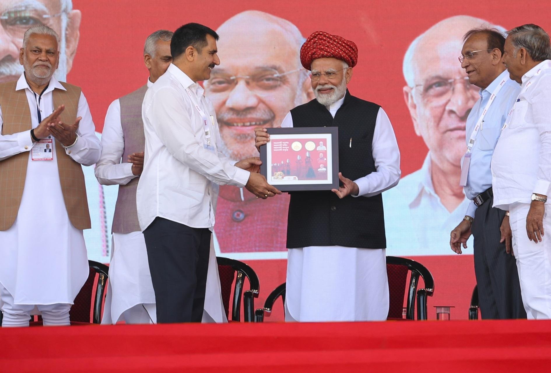आजादी के दशकों बाद श्री नरेंद्र मोदी के मार्गदर्शन और प्रेरणा से देश में पहली बार सहकारिता मंत्रालय की स्थापना हुई. इस दौरान राज्यपाल आचार्य देवव्रत, केंद्रीय पशुपालन एवं मत्स्य पालन मंत्री पुरूषोत्तम रूपाला, सांसद एवं भाजपा प्रदेश अध्यक्ष सी.आर. पाटिल, विधानसभा अध्यक्ष शंकर चौधरी एवं सहकारिता मंत्री श्री जगदीश विश्वकर्मा की उत्साहवर्धक उपस्थिति रही.