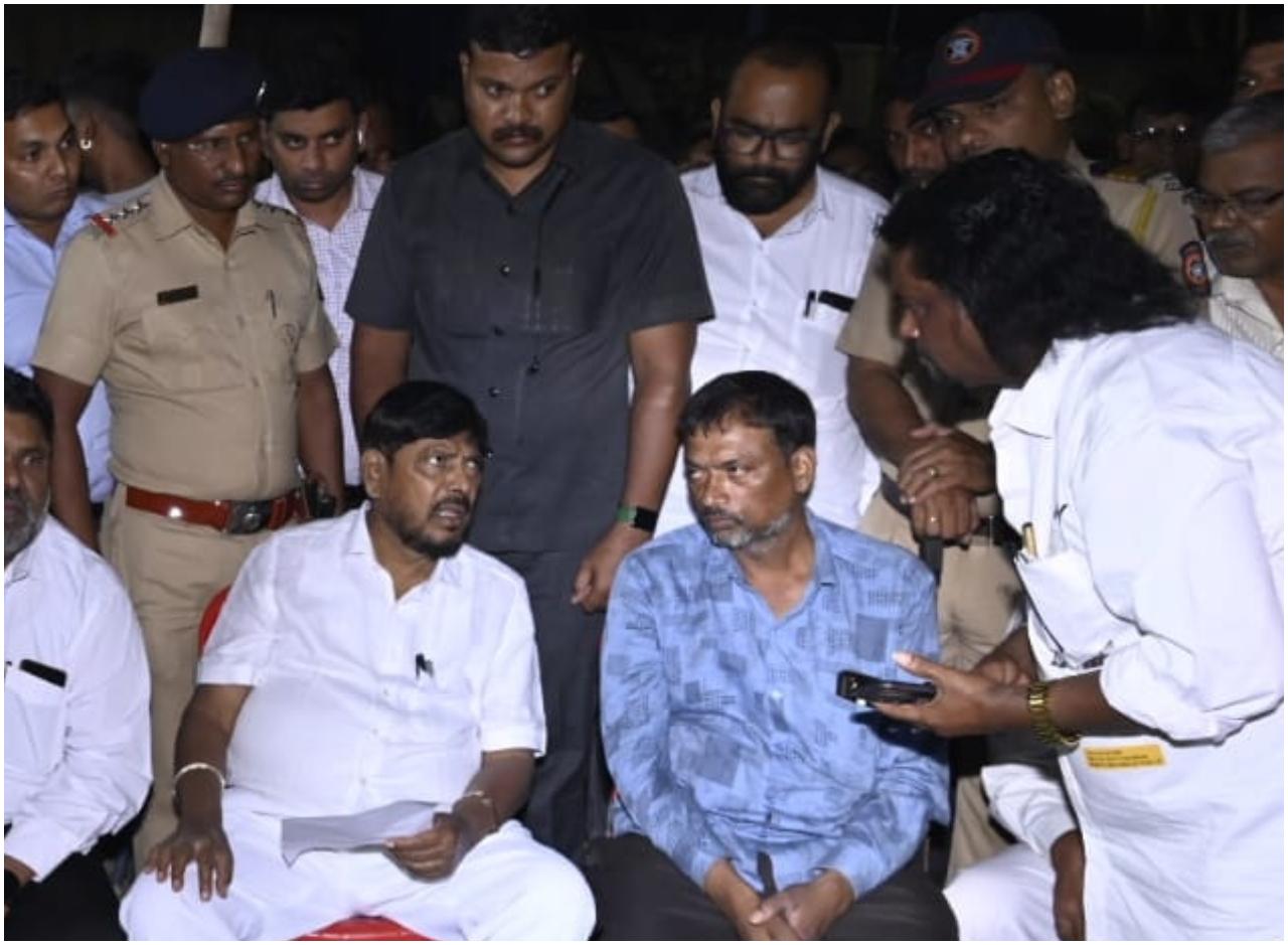 साथ ही उन्होंने कहा, ` इस मामले में मारे गये संकेत भोसले के पिता को लेकर मुख्यमंत्री एकनाथ शिंदे और उपमुख्यमंत्री देवेन्द्र फड़णवीस से मुलाकात करेंगे.