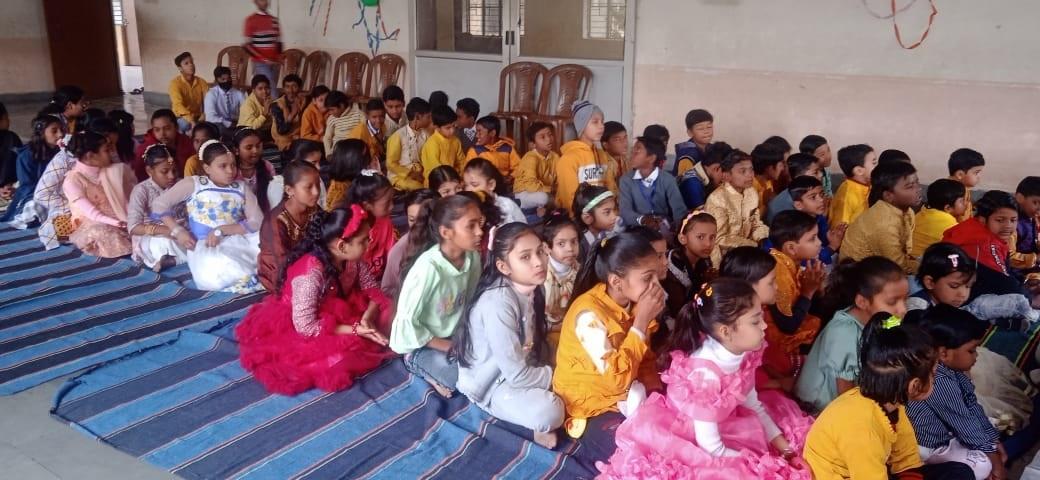 इस दौरान ऊर्जा और प्रकाश के लिए पीले रंग के कपड़े पहने जाते हैं. इस दौरान सभी बच्चे भी पीले रंग के कपड़े पहन कर विद्यालय आए थे.