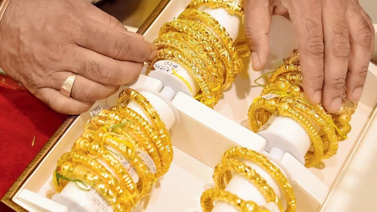 वृश्चिक
वृश्चिक राशि के जातक वैलेंटाइन डे पर अपने पार्टनर को ब्राउन कलर की शर्ट दे सकते हैं. ब्रेसलेट या रिंग दे सकते हैं.