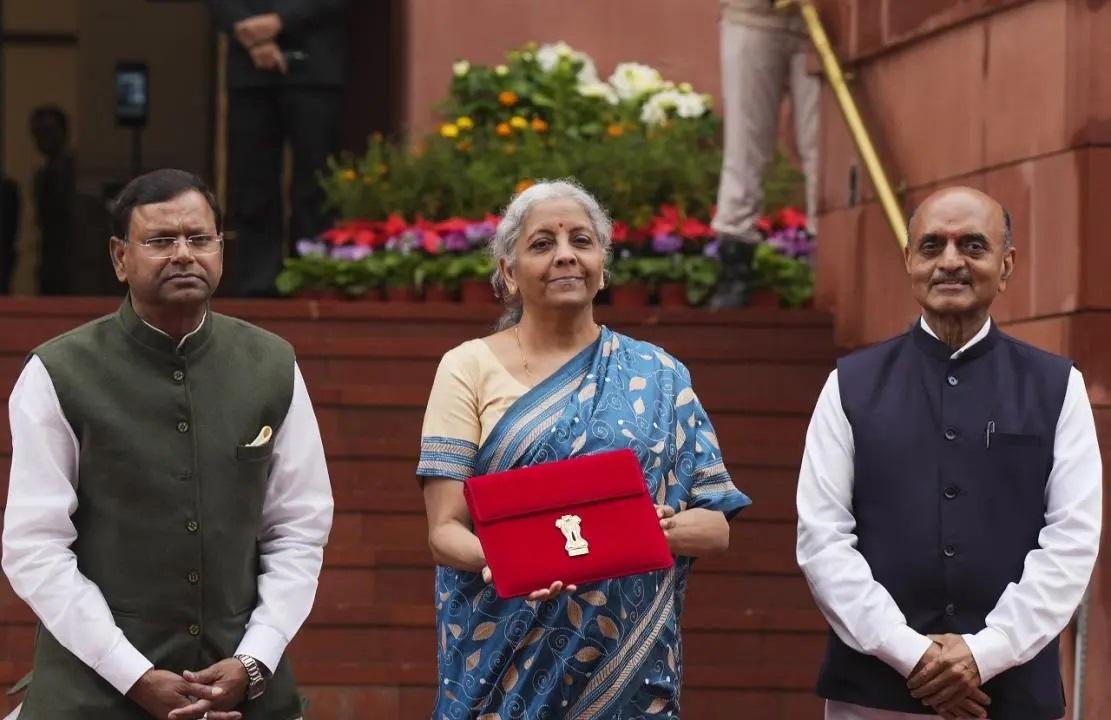 बजट पेश करने से पहले बही खाता दिखाती वित्त मंत्री निर्मला सीतारमण. (फोटो/पीटीआई)