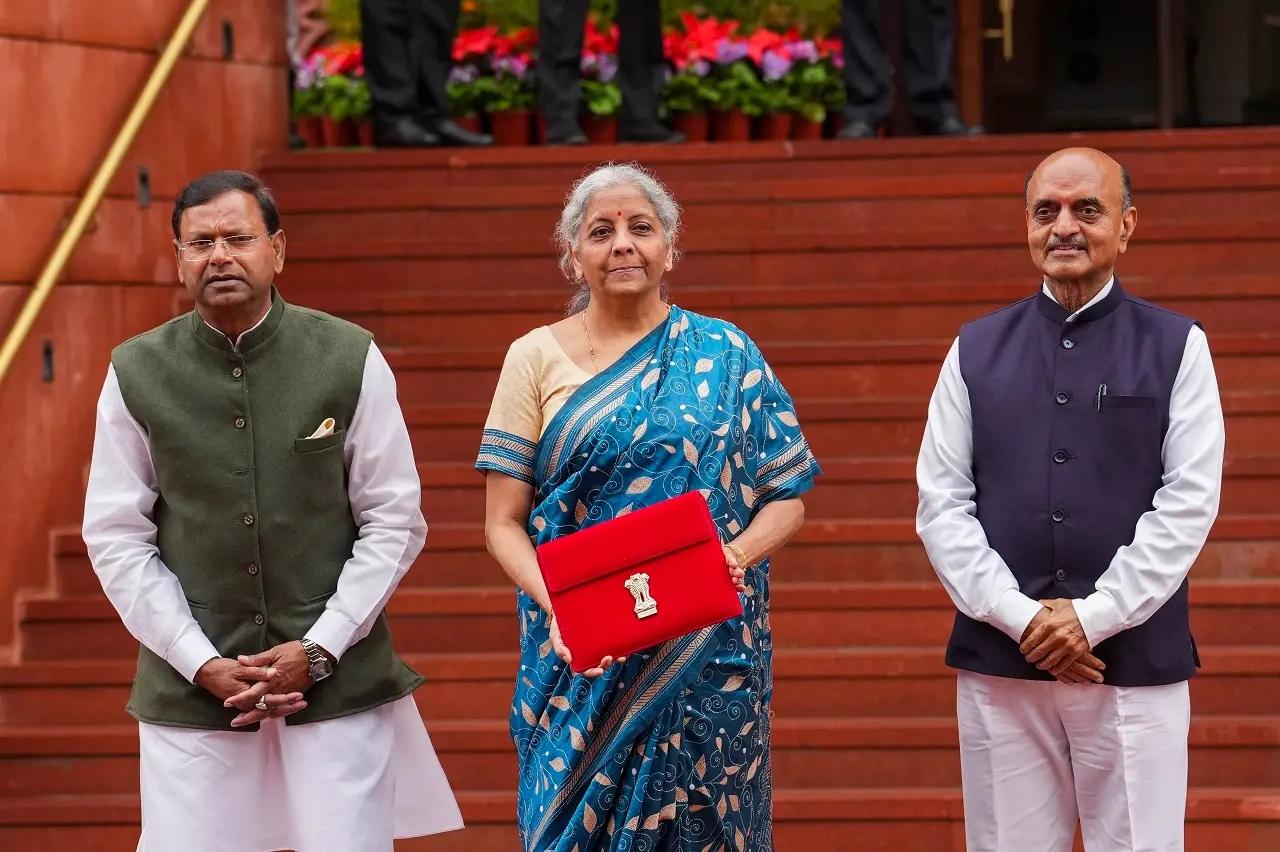 आज निर्मला सीतारमण ने नीले रंग की साड़ी पहनी है, इस साड़ी को उन्होंने गोल्डन ब्लाउज के साथ कैरी किया. राष्ट्रपति द्रौपदी मुर्मू से बजट पेश करने की आज्ञा लेकर उन्होंने वित्त मंत्रालय की टीम के साथ तस्वीरें भी खिंचवाई.