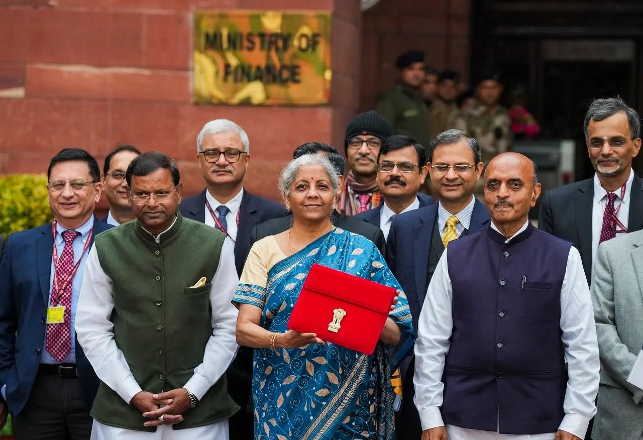 आपको बता दें कि कागज को दूर कर पिछले तीन वर्षों में एक नई परंपरा बनाई गई है. इसमें बजट दस्तावेजों को इलेक्ट्रॉनिक रूप में रखा जाता है.