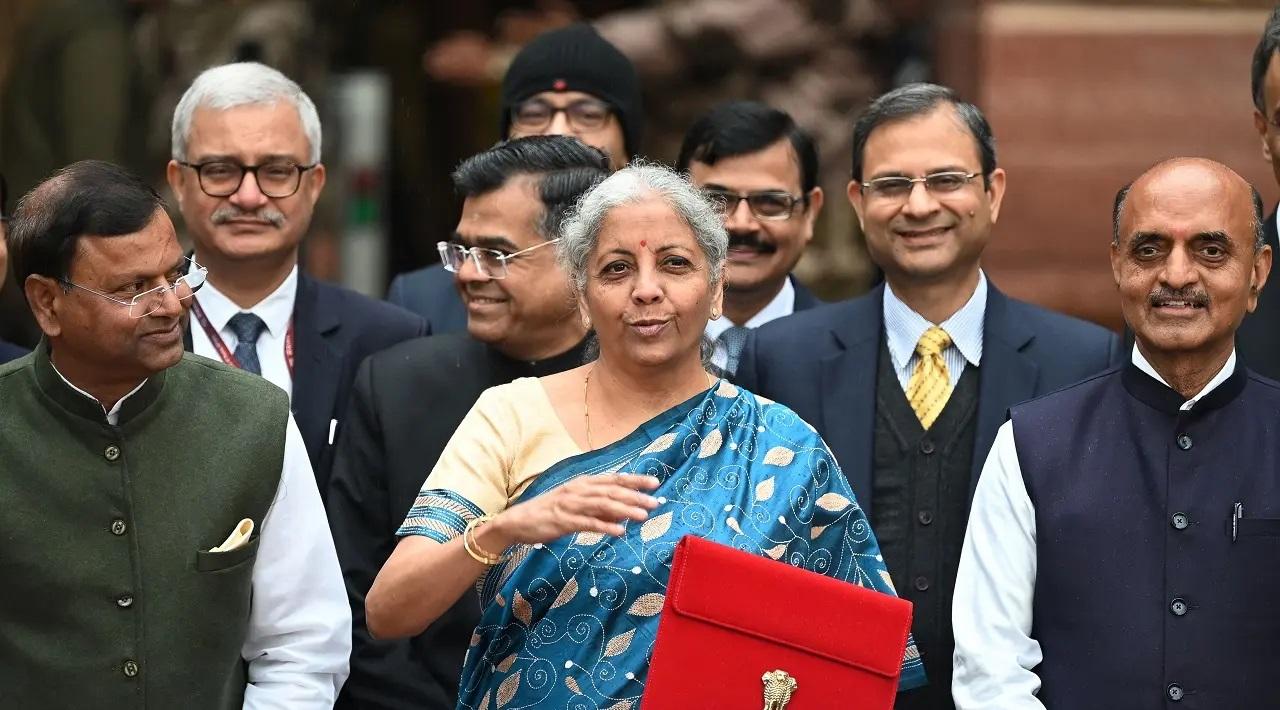 बजट से पहले परंपरा के अनुसार, वित्त मंत्री निर्मला सीतारमण गुरुवार सुबह राज्य मंत्री भागवत कराड और पंकज चौधरी के साथ राष्ट्रपति द्रौपदी मुर्मू के आवास पर पहुंचीं.