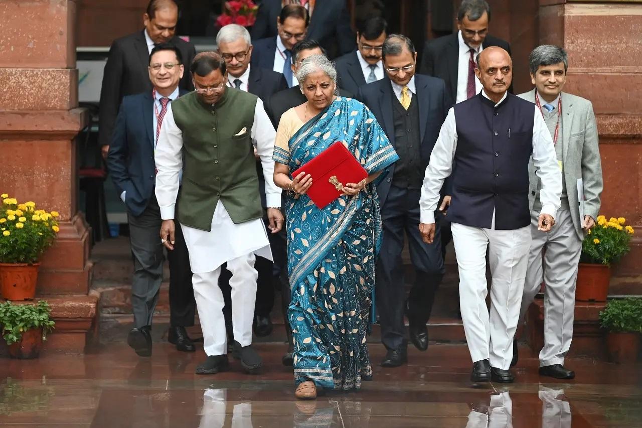 वित्त मंत्री के रूप में यह उनका छठा बजट होगा. अंतरिम बजट लोकसभा चुनाव के बाद सरकार बनने तक बीच की अवधि की वित्तीय जरूरतों का ख्याल रखेगा.