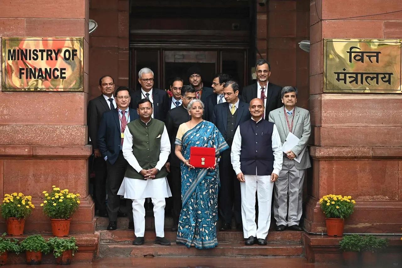 वित्त मंत्री निर्मला सीतारमण भी दूसरी बार मोदी सरकार में बजट पेश करने जा रही हैं. उन्होंने पूर्व प्रधानमंत्री मोरारजी देसाई के रिकॉर्ड की बराबरी की. उन्होंने वित्त मंत्री के रूप में 1959 और 1964 के बीच पांच वार्षिक बजट और एक अंतरिम बजट पेश किया था.