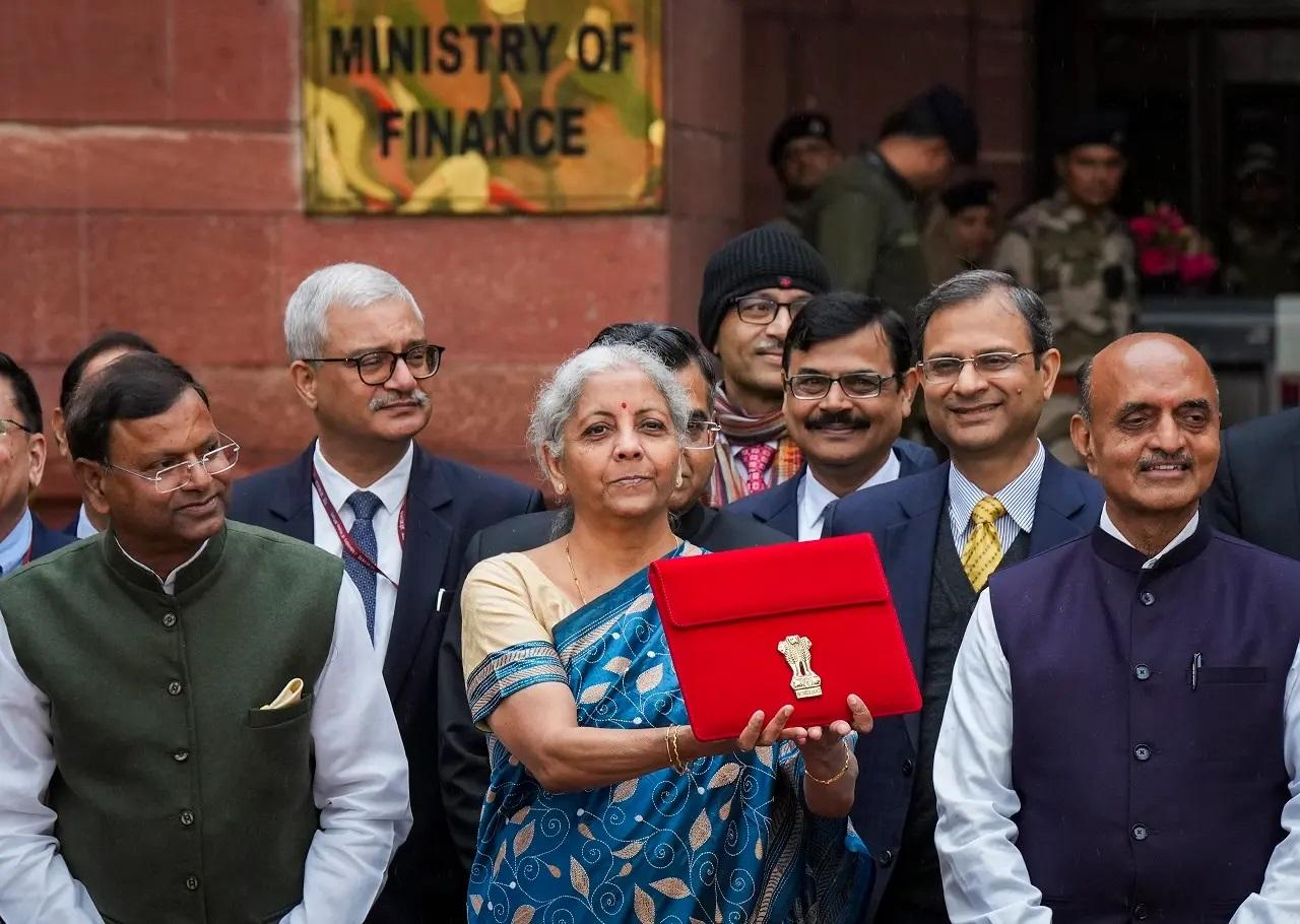 नई सरकार पूर्ण बजट पेश करेगी. संसद का बजट सत्र बुधवार को राष्ट्रपति द्रौपदी मुर्मू द्वारा लोकसभा और राज्यसभा की संयुक्त बैठक को संबोधित करने के साथ शुरू हुआ था.