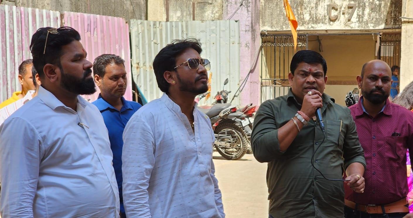 लोक कथाओं के अनुसार शिवाजी महाराज के जन्म से पहले उनकी माता ने भगवान शिव से बेटे की प्रार्थना की थी. इसलिए उनका नाम `शिवाजी` रख दिया गया. 