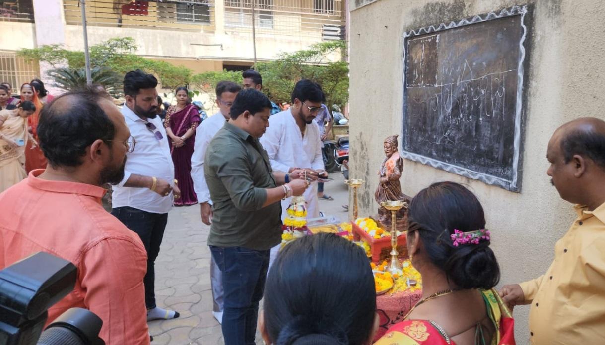 प्रवीण भोईर ने छत्रपति शिवाजी महाराज को पुष्प अर्पित किए.
