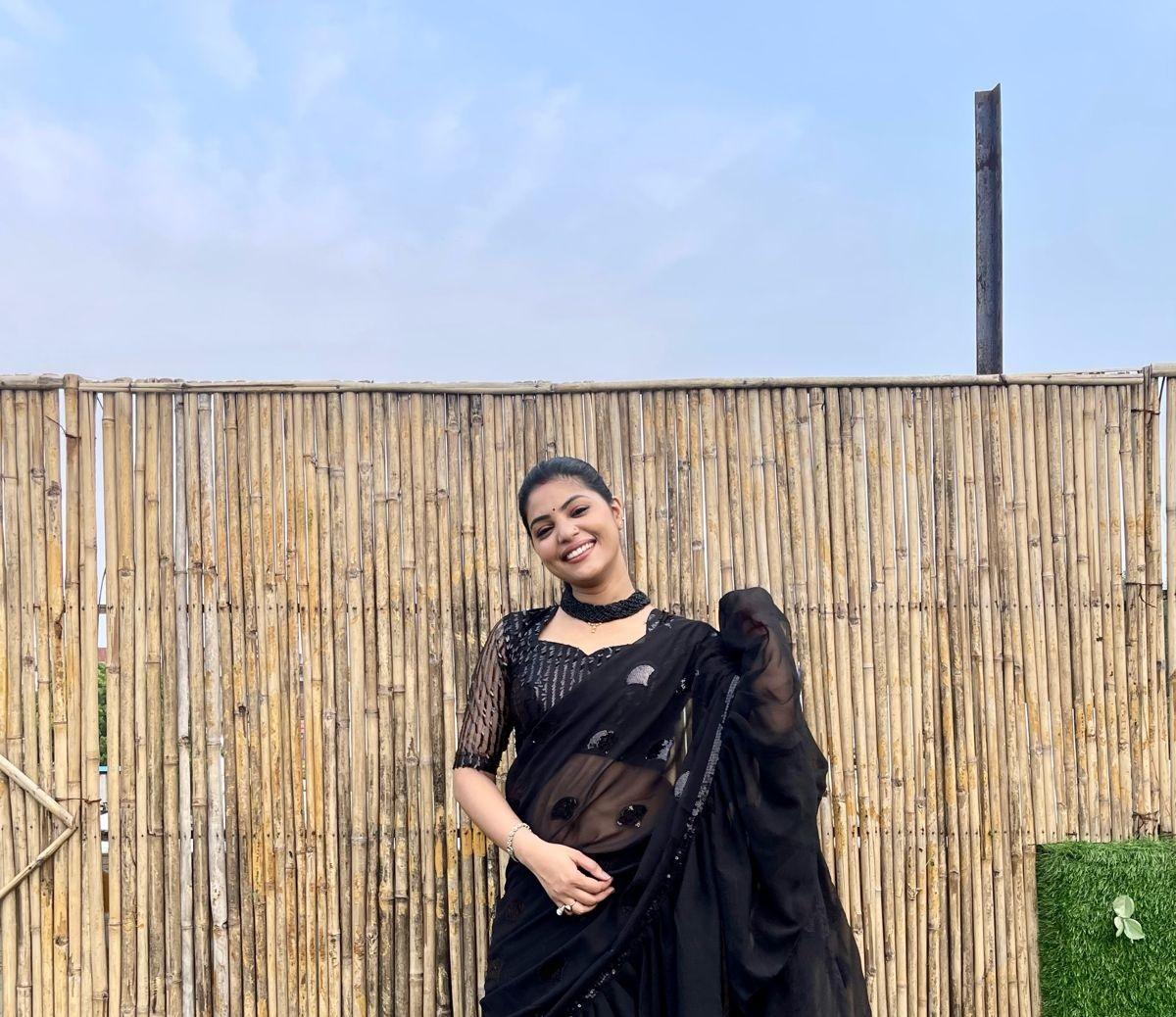 लाल रंग और अन्य रंगों से इतर ब्लैक हमेशा ज्यादातर लोगों का फेवरेट होता है. अगर आप किसी पार्टी फंक्शन में जाना चाहते हैं. या अपने पार्टनर के साथ वैलेंटाइन डे पर डेट नाइट डिनर पर जाने वाले हैं तो इस तरह का लुक उसके लिए परफेक्ट होगा. इस साड़ी के साथ ब्लैंक ज्वैलरी या सिर्फ इयरिंग भी काफी सुंदर लगेंगे. 