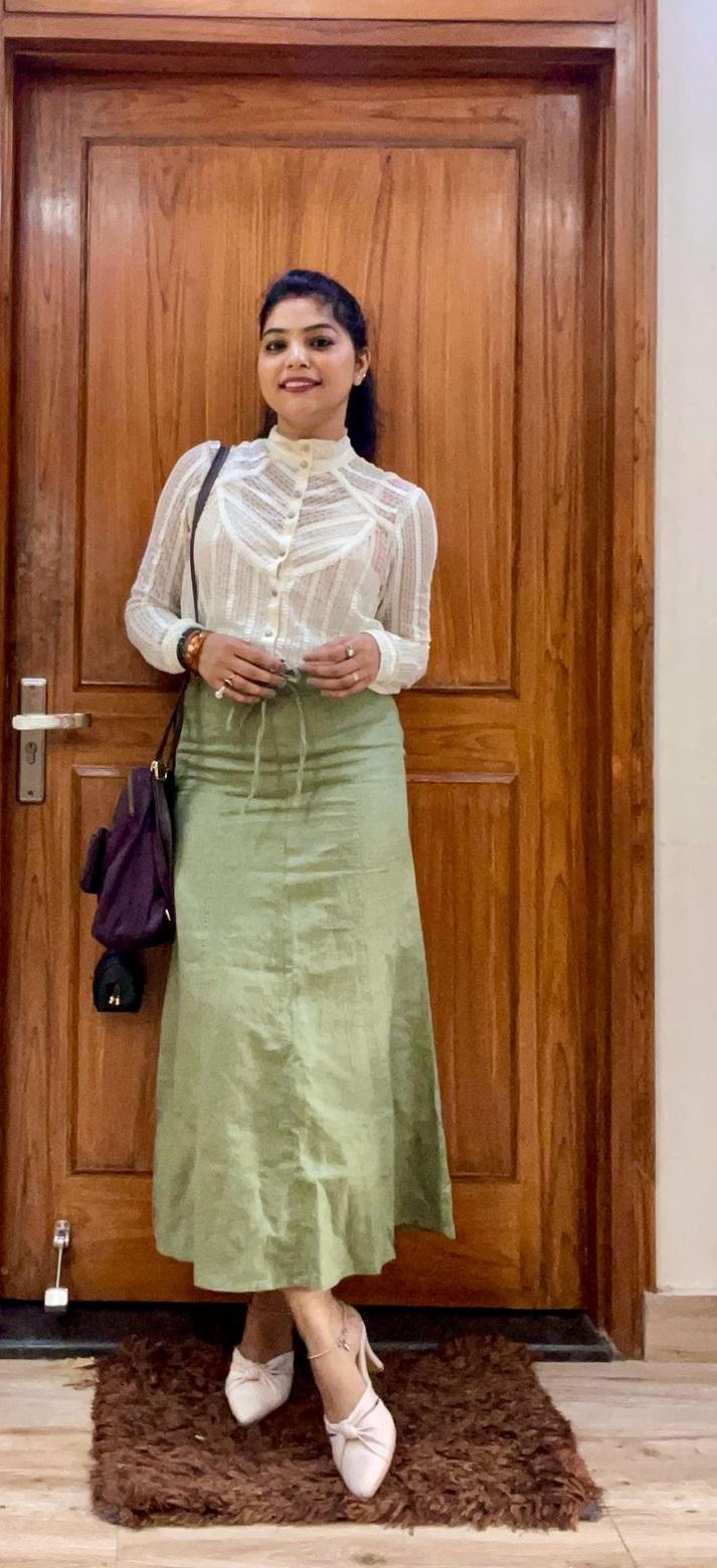 ये लुक एक गर्लिश फील दे रहा है. आप सिंपल किसी भी लांग स्कर्ट के साथ शर्ट या टॉप कैरी कर सकते हैं. टॉप की जगह इस लुक को कम्पलीट करने के लिए शर्ट एक अच्छा ऑप्शन हो सकता है.