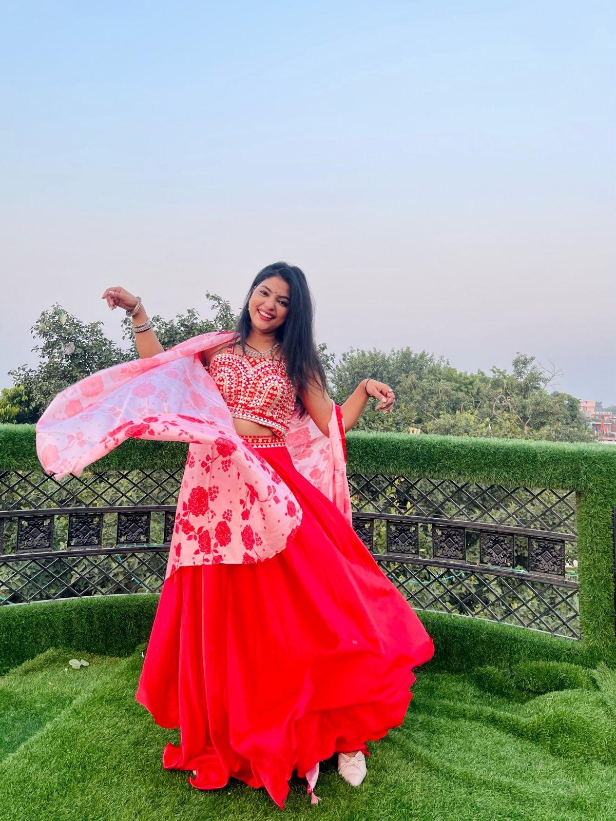 ये रेड ड्रेस भी वैलेंटाइन डे पर आपके लिए एक परफेक्ट फिट है. आप मैरिड हों या अनमैरिड, डेट नाइट के लिए एक ड्रेस भी खास हो सकता है.