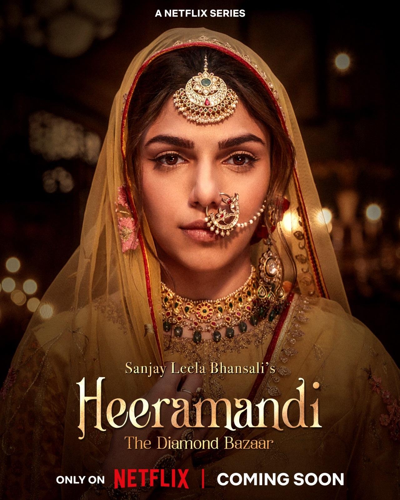 अपनी कमाल की स्टोरी टेलिंग के लिए जाने जानें वाले फिल्म मेकर ने हीरामंडी के सोलो पोस्टर्स में अपने डायरेक्टोरियल ब्रिलियंस को पेश किया है.  हर पोस्टर से रॉयल, शाही, अधिकार और राजसी ठाठ का एहसास होता है. यह वो सारी खास बातें हैं जिसके लिए भंसाली अपनी स्क्रीन पर मजबूत महिला किरदारों के लिए जाने जाते हैं.