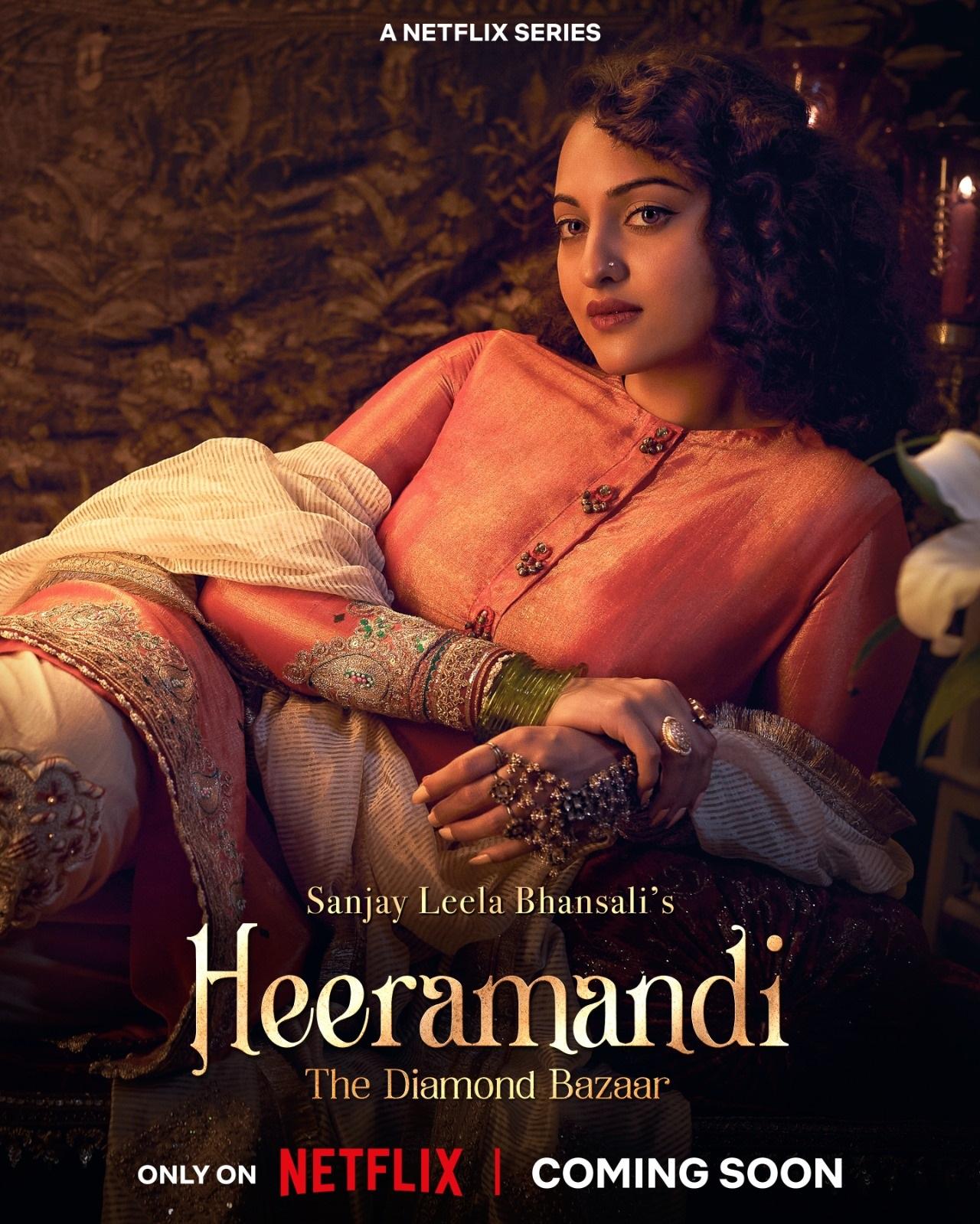 बेहद दमदार टीजर रिलीज करने के बाद, अब मेकर्स ने हर एक एक्ट्रेस के लिए उनकी स्टनिंग सोलो पोस्टर्स से पर्दा उठाया है. इस तरह से दर्शकों के बीच में इसे देखने का उत्साह भंसाली ने छोड़ दिया है जिसके लिए वह जाने जाते हैं.