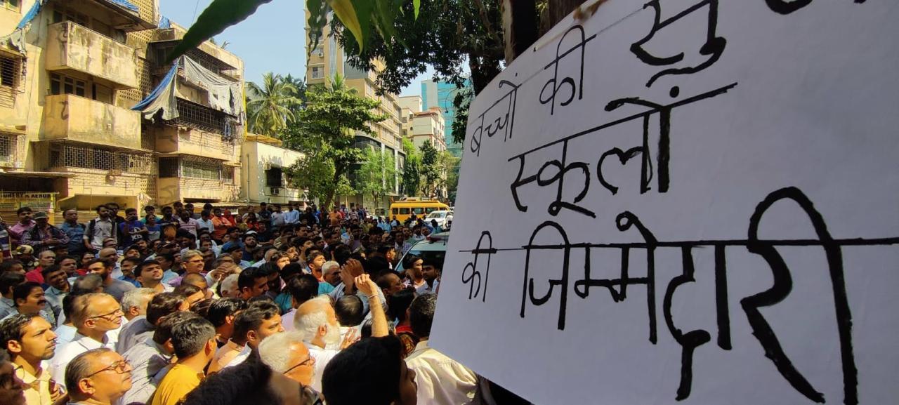 कांदिवली में 4 साल की बच्ची के साथ दुष्कर्म के बाद विरोध प्रदर्शन करते लोग. फोटो/निमेश दवे