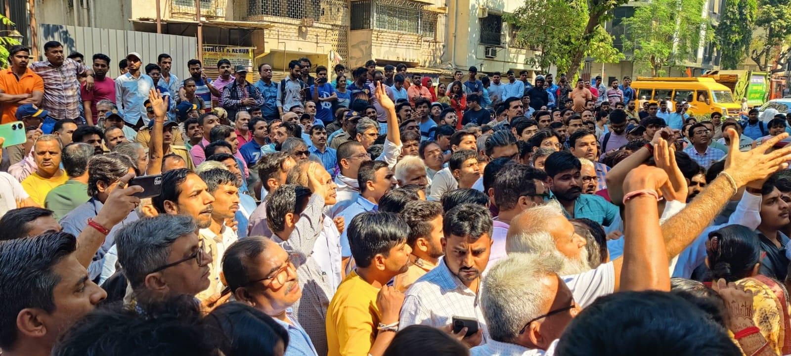 इन चीजों को जानने के बाद 200 से ज्यादा लोग स्कूल के बाहर जमा हो गए और सुरक्षा व्यवस्था पर बात करते हुए स्कूल को तुरंत बंद करने की मांग की.