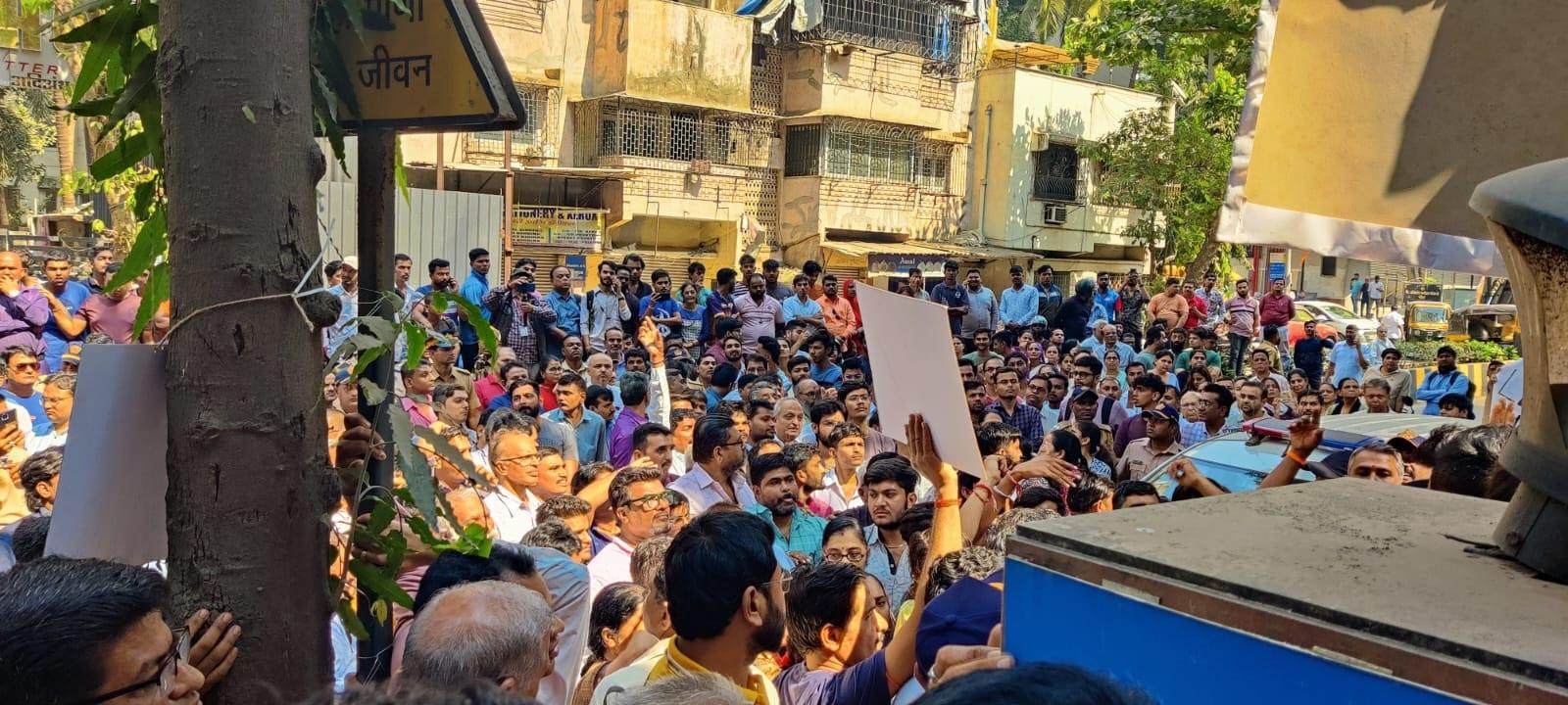 इस भीड़ को नियंत्रित करने के लिए पुलिस प्रशासन को भी आना पड़ा और इस भीड़ को नियंत्रित करते हुए पुलिस विभाग को देखा गया.