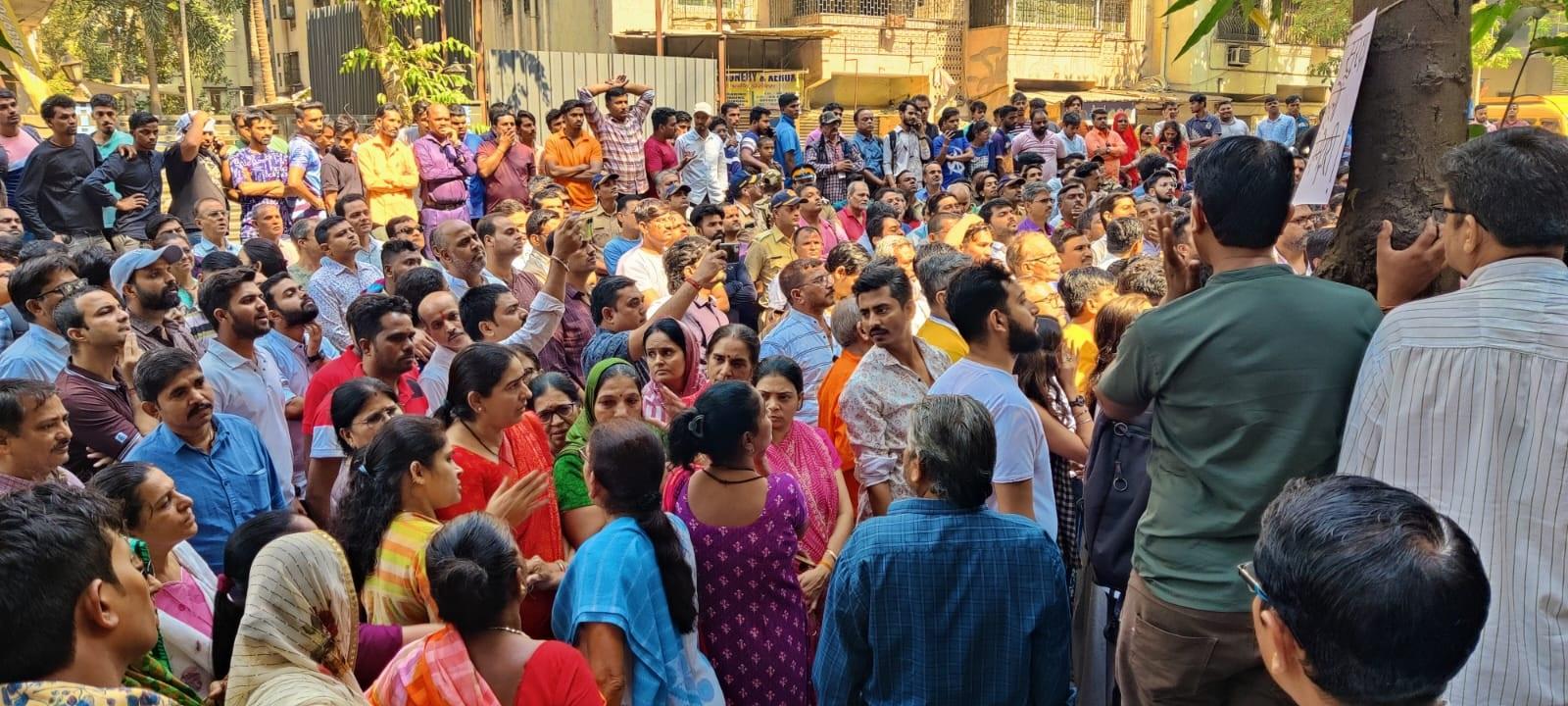 इस दरंदगी भरी घटना के बाद गुस्साए लोगों ने स्कूल बंद किए जाने की मांग भी की है.
