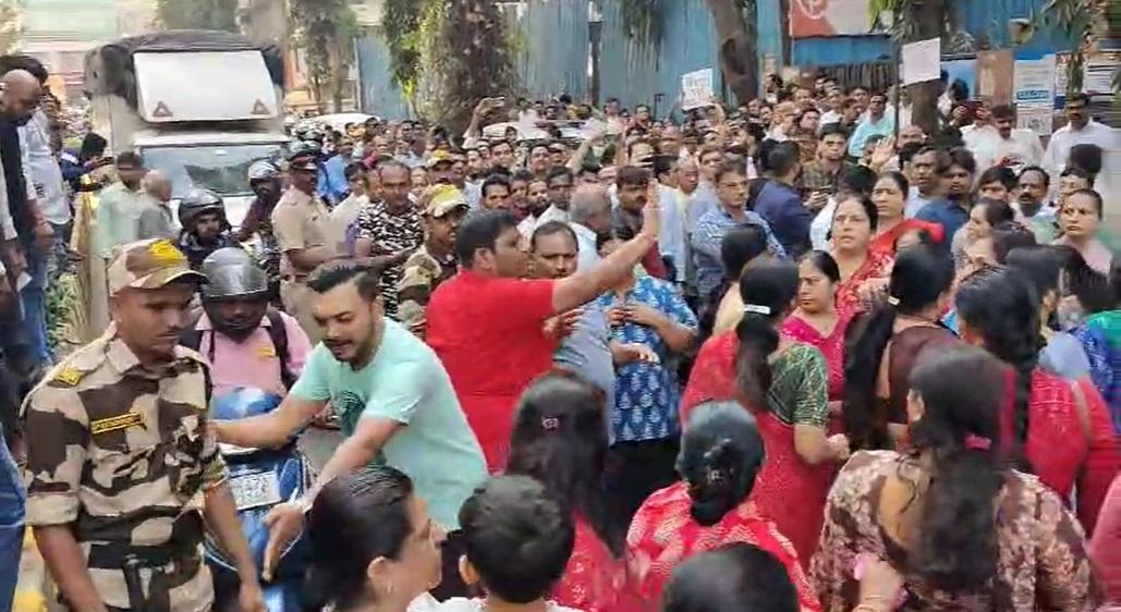 पुलिस जांच में बताया गया कि आरोपी बच्ची को चॉकलेट देकर बाथरूम में ले गया. वहां उसके साथ दुष्कर्म किया. बच्ची की मां की शिकायत पर एफआईआर दर्ज कर जांच की जा रही है.