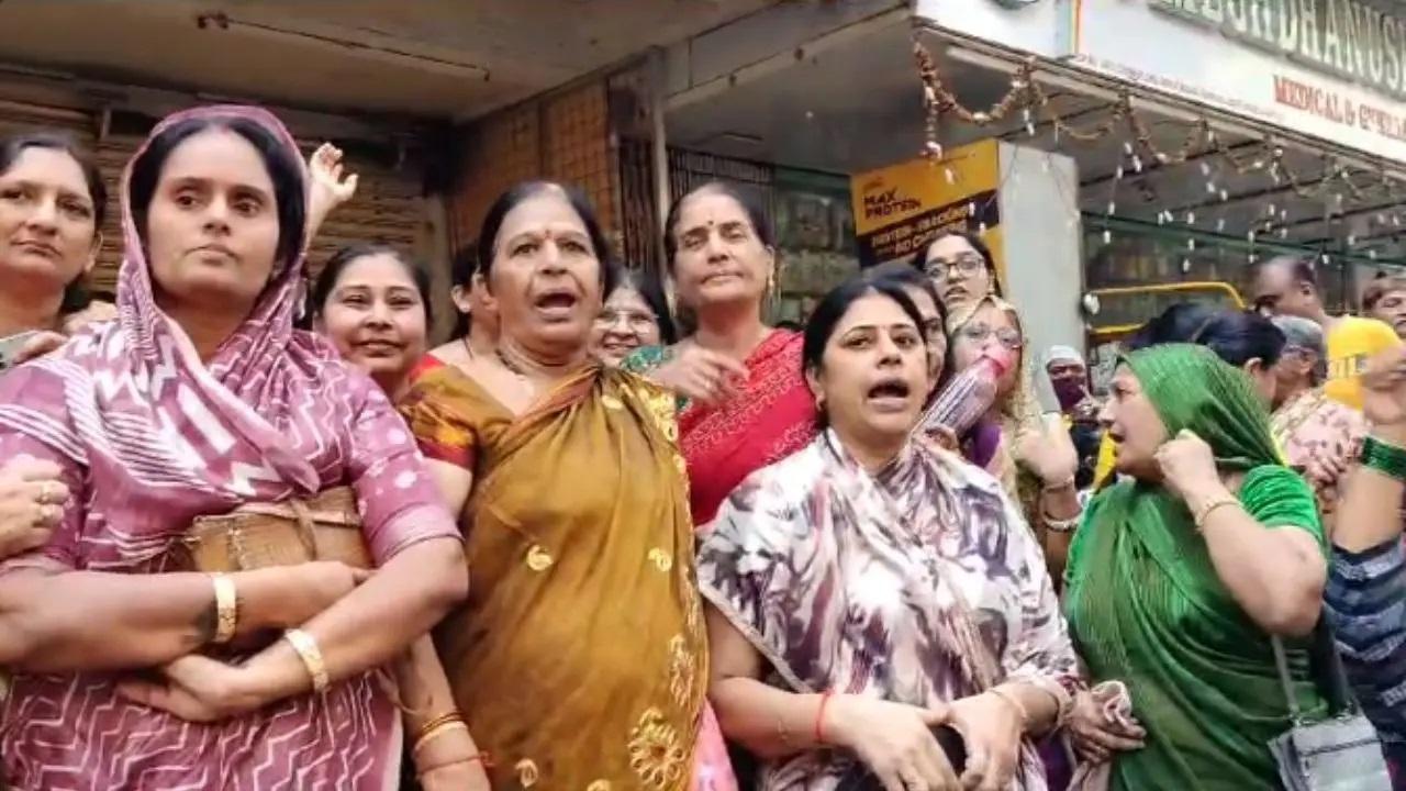 मामला अधिकारियों के संज्ञान में आने के बाद स्कूल प्रशासन ने मौके पर ही चपरासी को हटा दिया है.