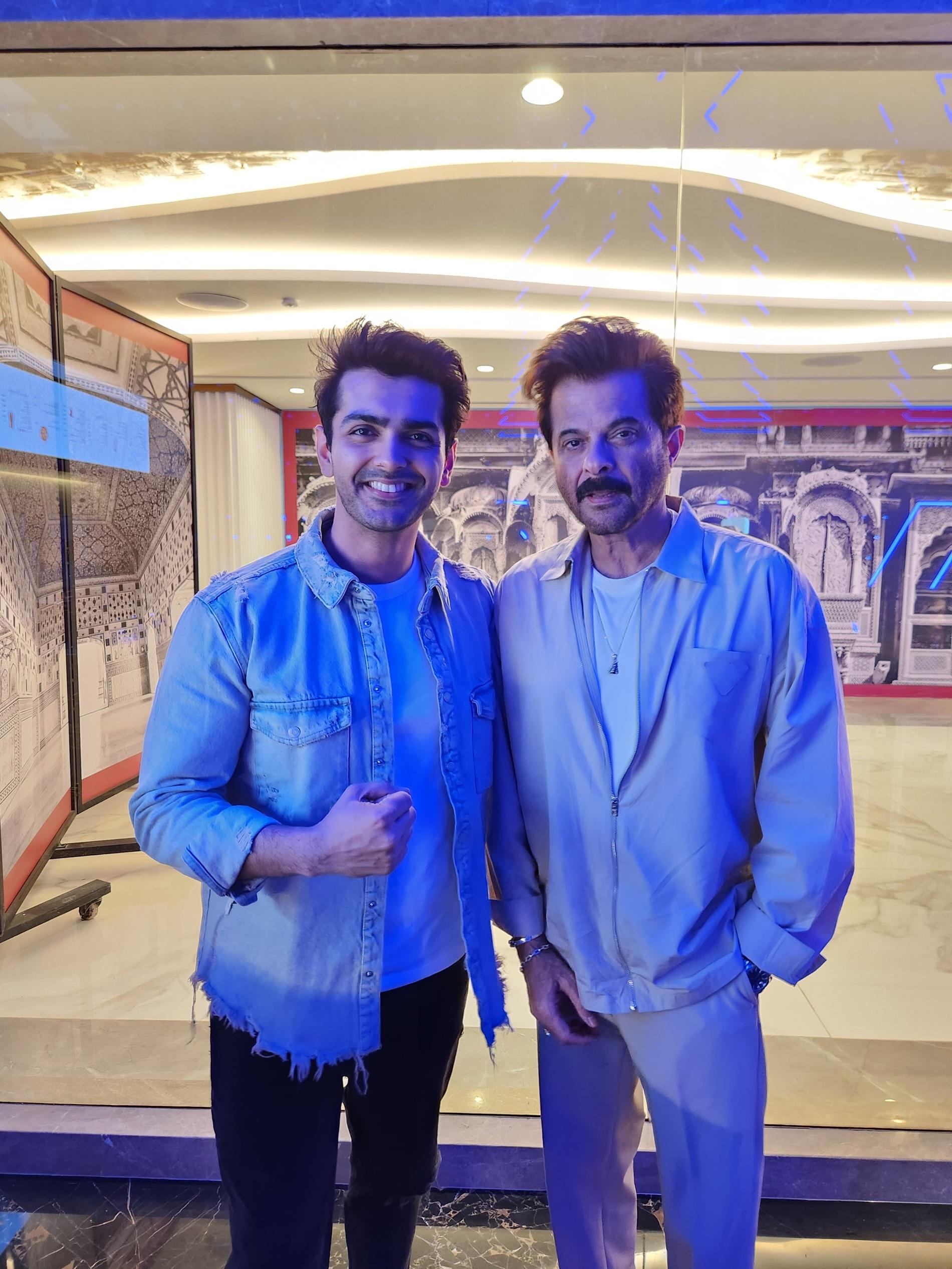 फिल्म ‘फाइटर’ (fighter) की सक्सेस के बाद आपको कैसे रिएक्शन मिले?
जब मेरे पैरेंट्स को पता चला कि मैं फाइटर मूवी में काम करने वाला हूं तो वह काफी खुश हुए. वो काफी प्राउड फील कर रहे थे. मेरे फैंस ने भी जब मूवी में मुझे देखा तो उन्होंने मुझे बहुत अच्छे रिएक्शन दिए. लोगों जब आपको और काम को सराहते हैं तो वाकई बहुत अच्छा लगता है. साथ ही गर्व भी महसूस होता है.