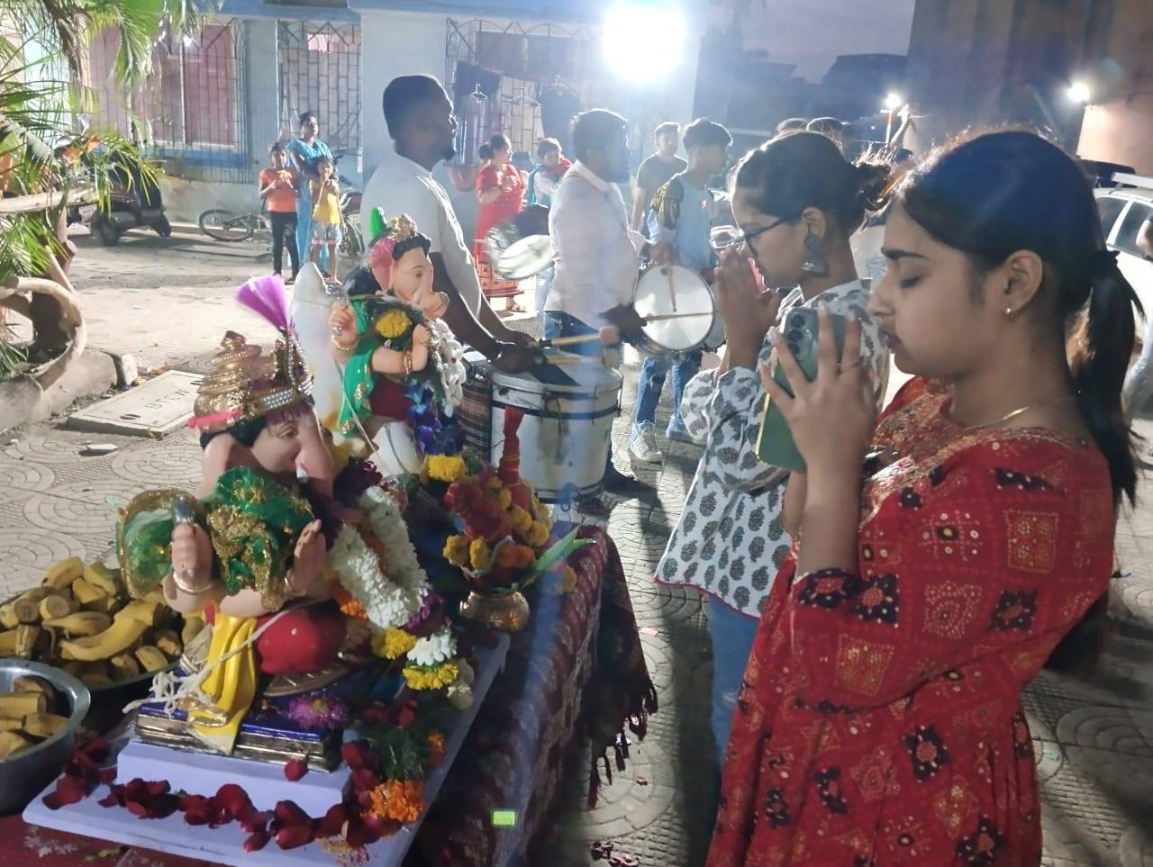 भगवान गणेश को विदाई देते समय नायगांववासियों में भक्तिमय माहौल देखा गया.
