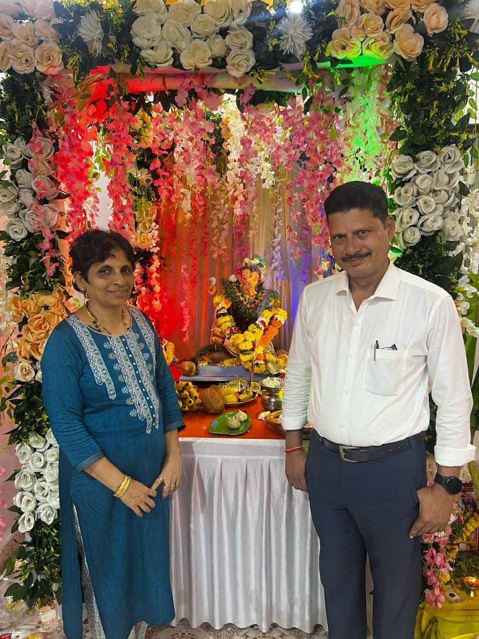 नायगांव में रह रहे पल्सेटिया परिवार ने भी धूमधाम से डेढ़ दिन के गणपति का विसर्जन किया. 