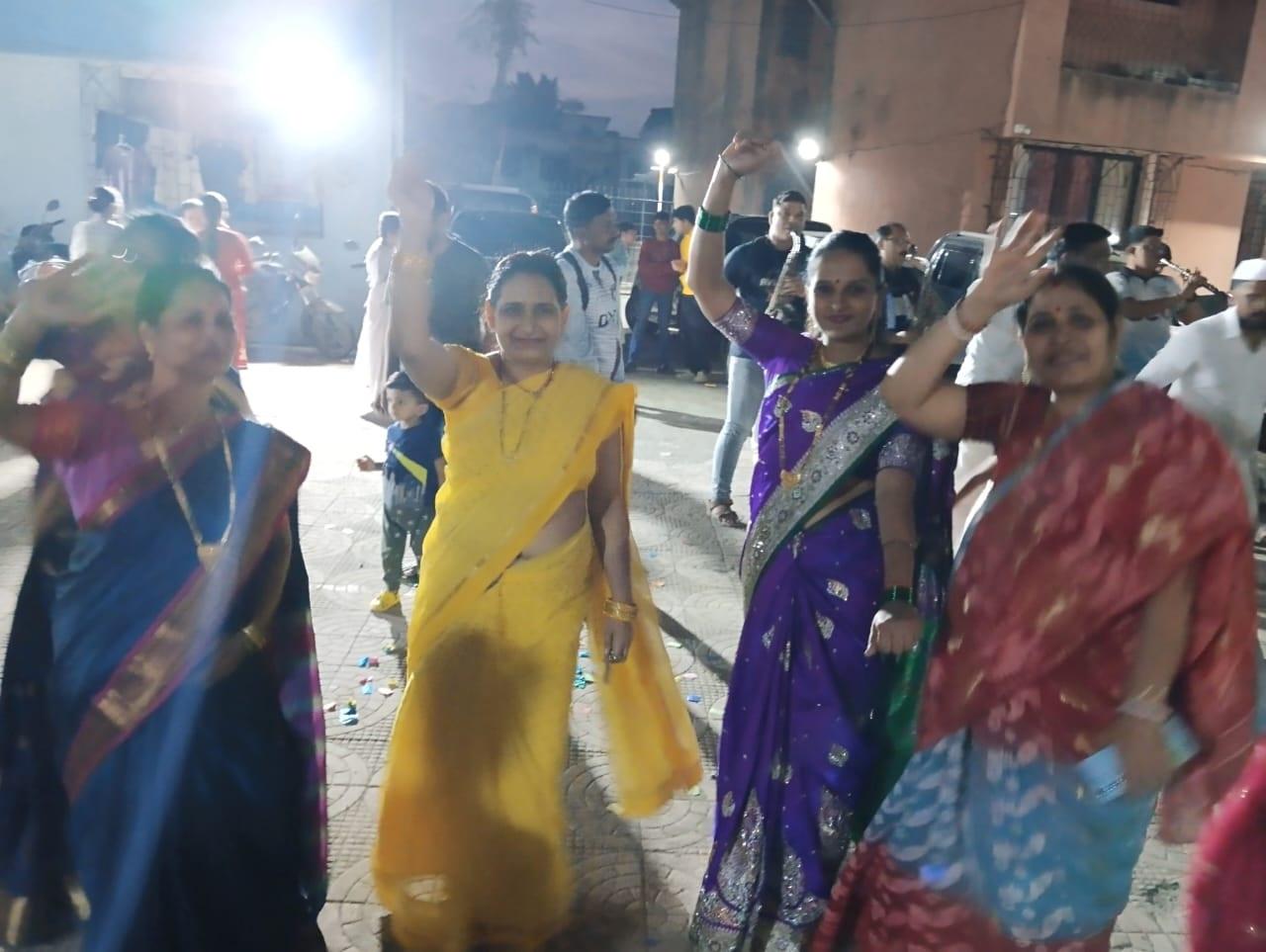 तस्वीरों में आप देख सकते है कि महिला ये इस उत्सव का हर्षोल्लास मनाती दिखाई दी. 