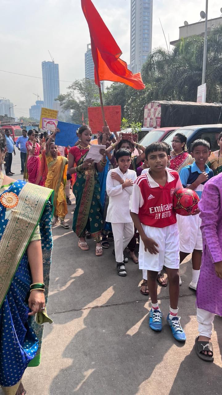 रैली के दौरान सभी महाराष्ट्रीयन वेशभूषा में दिखाई दिए.