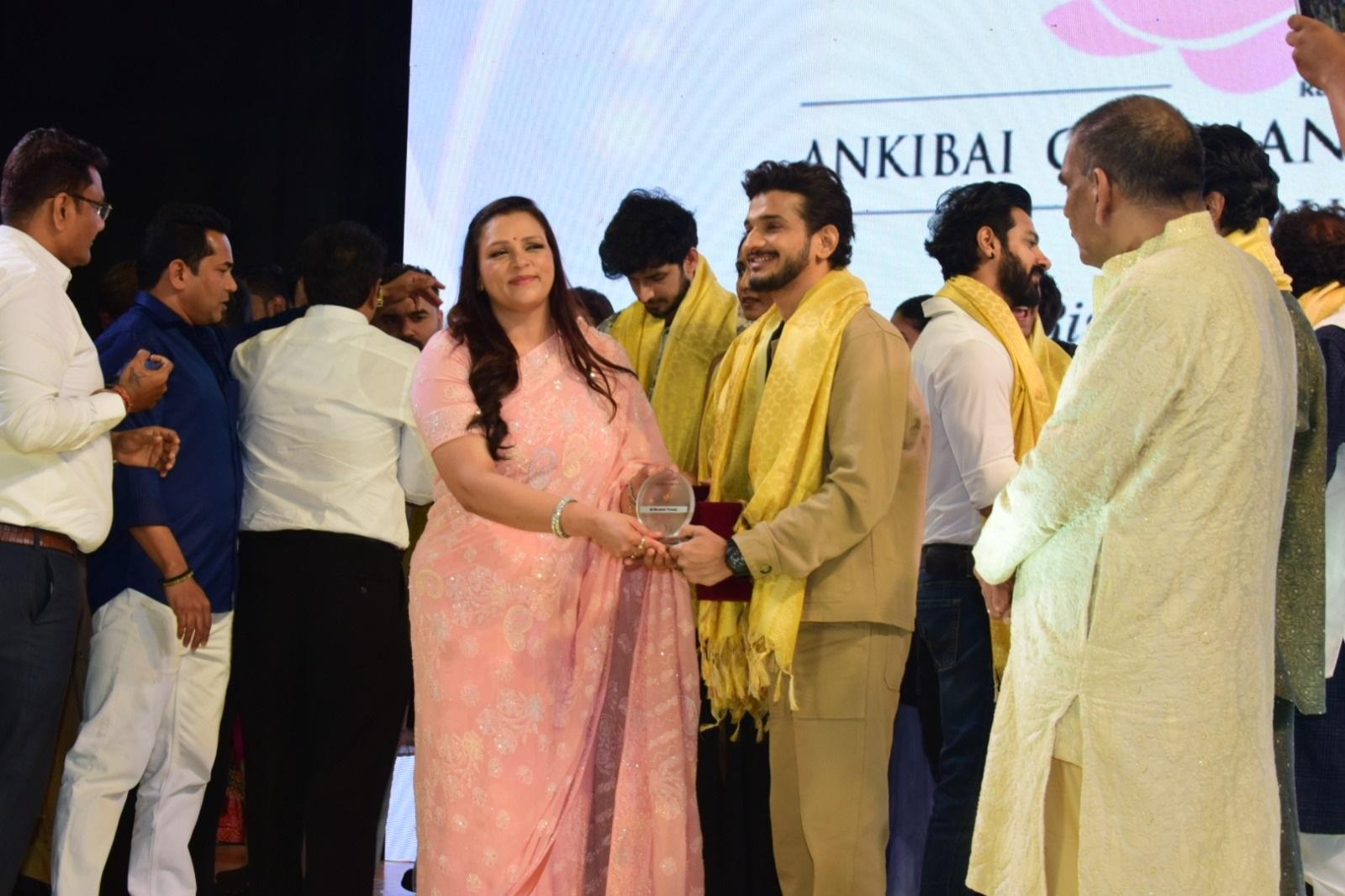 बिग बॉस रियलिटी शो के विजेता मुन्नवर से मिलने के लिए मौजूद लोगों का उत्साह देखने को मिला.