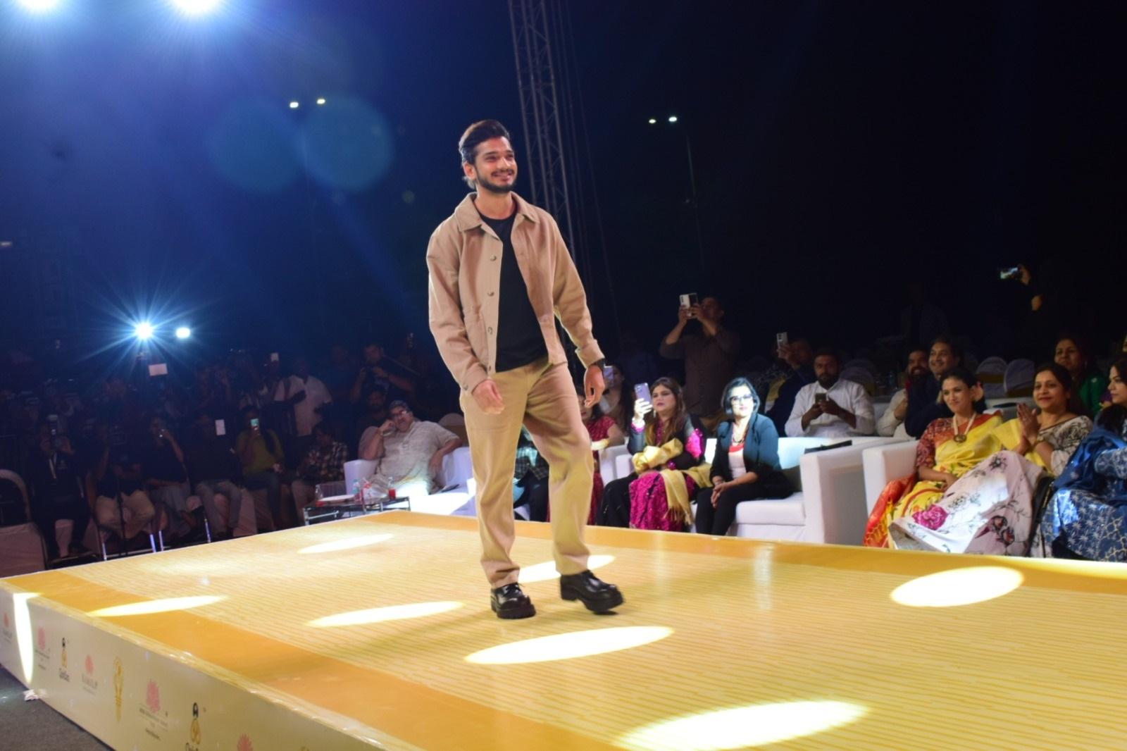 साल 2020 में मुनव्वर ने यूट्यूब की दुनिया में कदम रखा. उन्होंने पहला स्टैंडअप वीडियो `पॉलिटिक्स इन इंडिया` नाम से अपलोड किया था.
