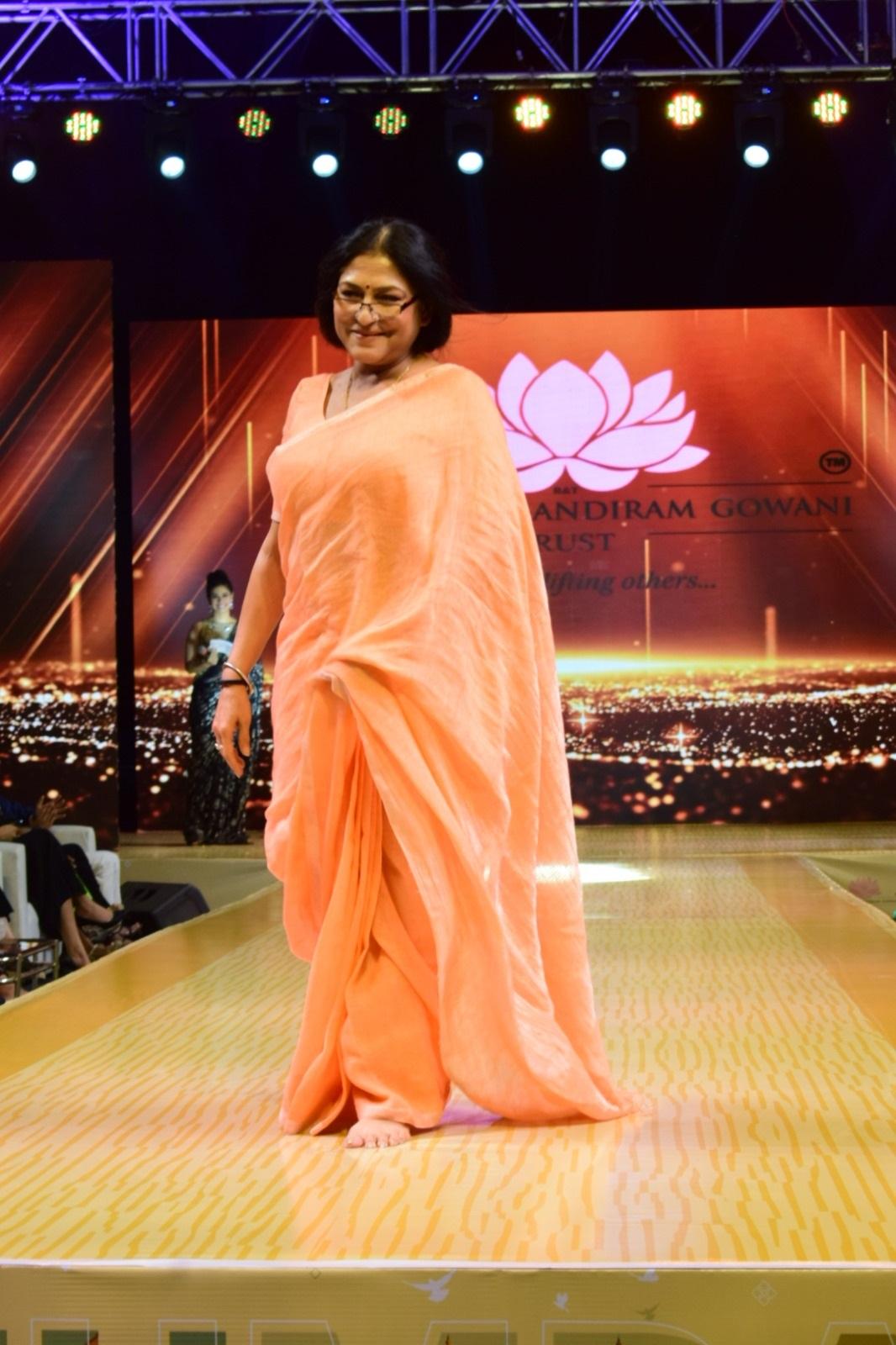अब लोग मुनव्वर फारूकी की एक झलक पाने के लिए बेताब हो रहे हैं. बीते दिन मुन्नवर फारूकी मुंबई के गेटवे ऑफ इंडिया पर सेक्स वर्कर्स और ट्रांसजेंडर समुदाय के लिए रैंप पर चले.