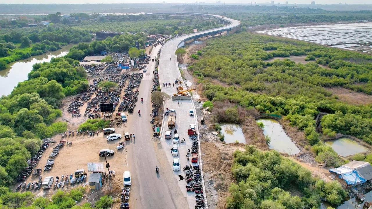 जैसे हमने आपको बताया कि पुल बनाने का काम 2014 से शुरू किया गया था और फिलहाल पुल के एक तरफ का रैंप बनकर तैयार हो चुका है. दूसरे पार्ट का काम होना अभी भी बाकी हैं.  