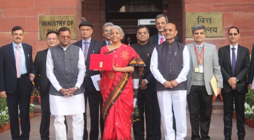 2023 में पहनी थी लाल साड़ी
आम बजट 2023 (बजट 2023) से पहले वित्त मंत्री निर्मला सीतारमण बहादुरी और ताकत की प्रतीक लाल और काले बॉर्डर वाली साड़ी में नजर आ रही हैं.