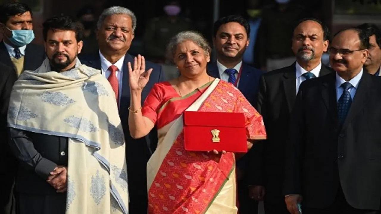 2021 में लाल और सफेद रंग की साड़ी
बजट 2021 के दौरान वित्त मंत्री निर्मला सीतारमण लाल साड़ी पहनकर संसद भवन पहुंचीं, जिसे शक्ति और दृढ़ संकल्प का प्रतीक माना जाता है.
