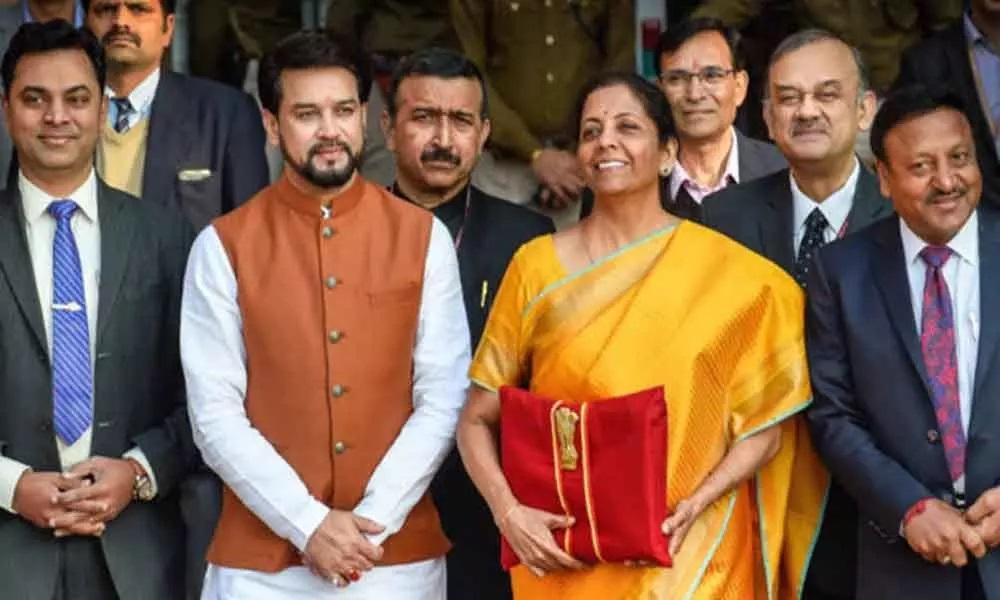 2020 ने पहनी थी पीली साड़ी
वित्त मंत्री निर्मला सीतारमण ने बजट 2020 के दौरान पीली साड़ी पहनी थी, जो उत्साह और ऊर्जा का प्रतीक है. यह एकमात्र मौका था जब निर्मला सीतारमण पीली साड़ी में नजर आईं, जबकि बाकी सभी मौकों पर वह लाल साड़ी में नजर आईं.