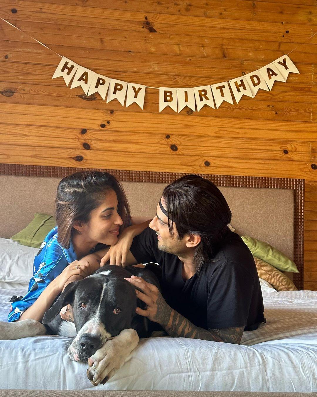 खास बात यह है कि यह प्रतीक बब्बर और प्रिया बनर्जी एक दूसरे को डेट कर रहे हैं यह बात इस कपल ने कभी अपने फैंस से नहीं छुपाई हैं. 