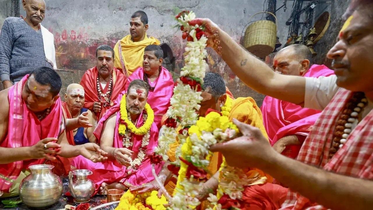 बाबा वैद्यनाथ मंदिर में पूजा-अर्चना करने के बाद कांग्रेस सांसद राहुल गांधी यहां से वे धनबाद के लिए निकलेंगे. 