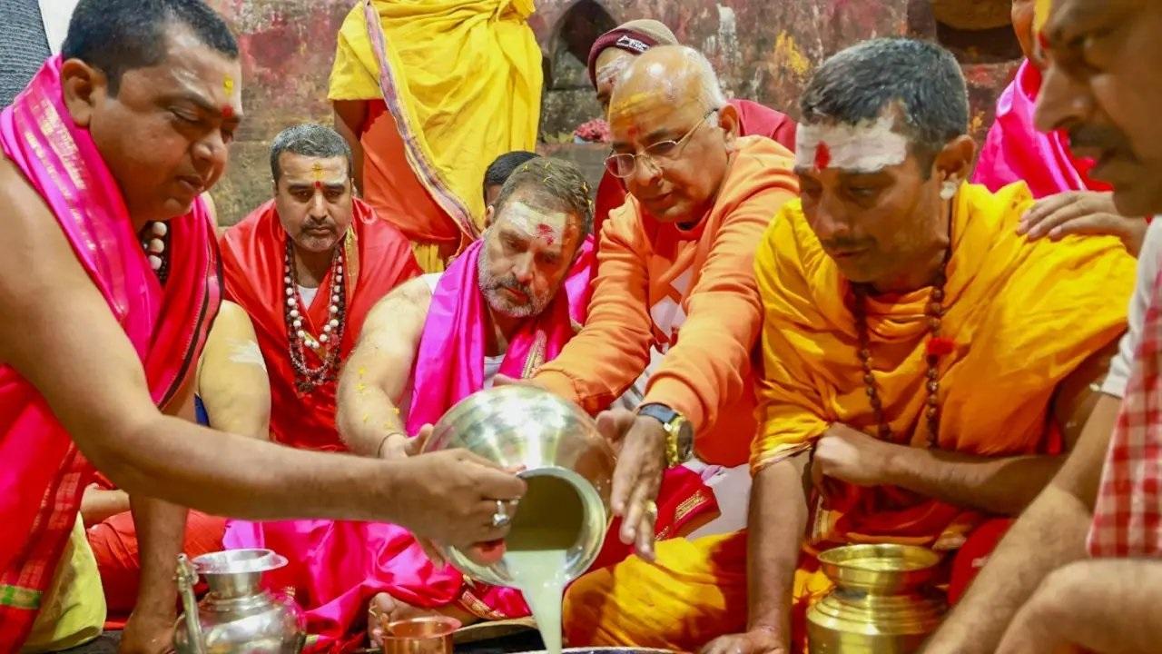 बाबा बैद्यनाथ धाम मंदिर से सामने आई ये तस्वीरें इस समय सोशल मीडिया पर ट्रेंड होती दिखाई दे रही हैं. 