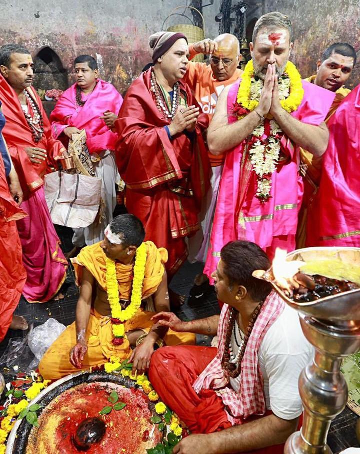 भारत जोड़ो न्याय यात्रा के 21वें दिन गुलाबी धोती पहने और माथे पर चंदन लगाए नजर कांग्रेस सांसद राहुल गांधी झारखंड के बाबा बैद्यनाथ धाम मंदिर पहुंचे. 