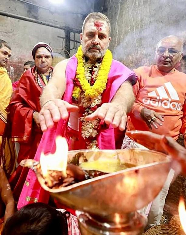 राहुल गांधी ने देवघर में बाबा बैद्यनाथ धाम मंदिर में पूरे विधान से पूजा-अर्चना की.