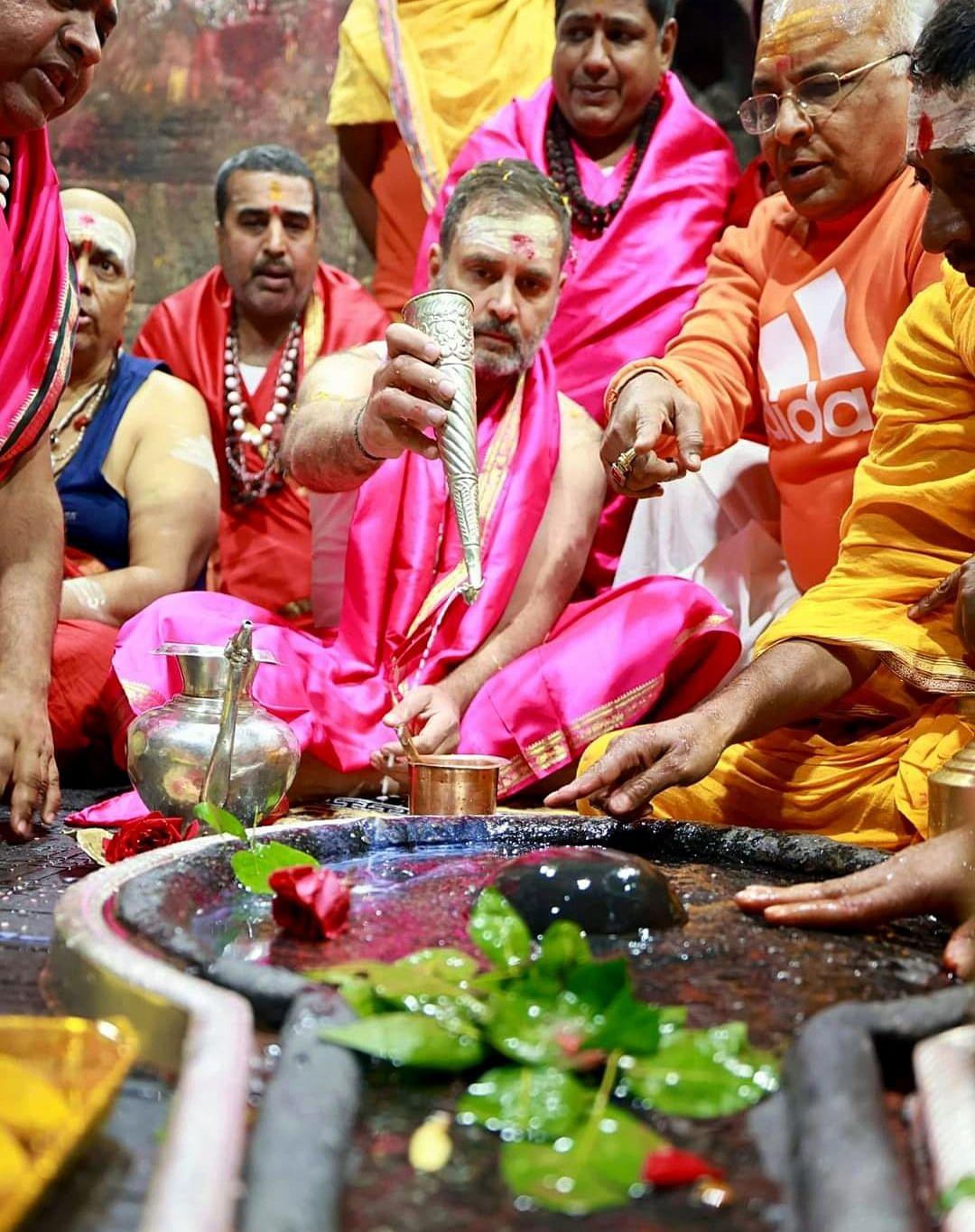 बाबा बैद्यनाथ की शरण में राहुल गांधी, त्रिपुंड तिलक लगाकर पूजा-अर्चना करते दिखाई दिए.