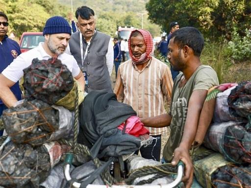 कांग्रेस नेता की यात्रा 4 फरवरी को रामगढ़ पहुंची, जहां से वह शाम को रांची के लिए रवाना हो गये. इस दौरान उन्होंने सड़क पर कोयला ढोने वाले मजदूरों से बात की और उनकी कमाई के बारे में जाना.