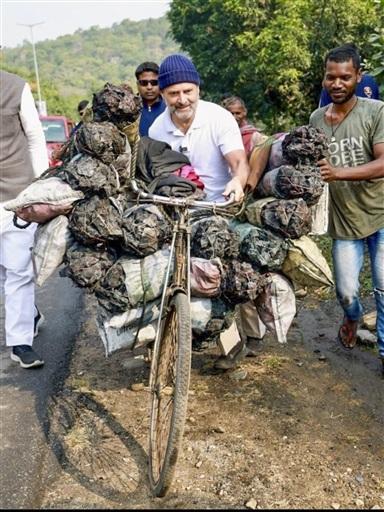 राहुल ने कार्यकर्ताओं के साथ बातचीत की तस्वीरें भी साझा की हैं, जिसमें उन्हें उनसे बात करते और साइकिल चलाते देखा जा सकता है. कांग्रेस नेता ने सोशल मीडिया प्लेटफॉर्म पर लिखा, ``कोई उनके साथ चले बिना, उनका बोझ महसूस किए बिना उनकी समस्याओं को नहीं समझ सकता. अगर इन युवा श्रमिकों का जीवन धीमा हो गया, तो भारत के निर्माण का पहिया भी रुक जाएगा.