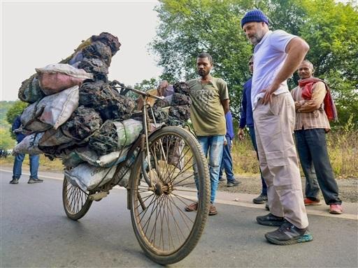 रांची में राहुल के स्वागत के लिए लोगों की भीड़ उमड़ती दिख रही है. कांग्रेस कार्यकर्ता पार्टी के झंडे लेकर राहुल का इंतजार करते दिखे. शहर में जगह-जगह राहुल और कांग्रेस पार्टी के होर्डिंग्स और बोर्ड लगाए गए हैं.