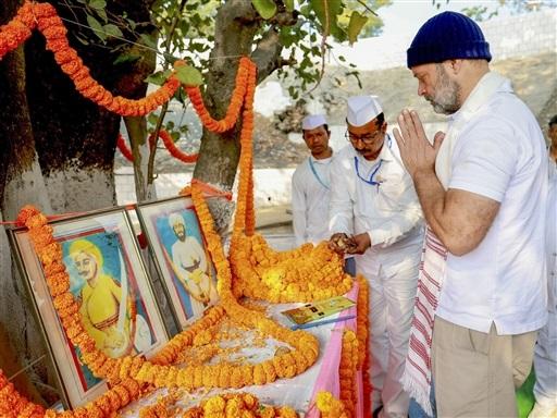 रांची जाने के क्रम में राहुल गांधी चुट्टुपालु घाटी के शहीद स्थल पर भी रुके. राहुल ने यहां शहीद टिकैत उमराव सिंह और शहीद शेख भिखारी को श्रद्धांजलि दी. उन्होंने दोनों शहीदों को पुष्पचक्र अर्पित कर श्रद्धांजलि दी.