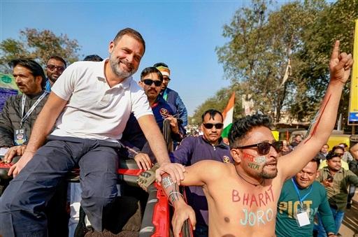 उन्हें यहां एक जनसभा को संबोधित करना है. इस जनसभा में भारी भीड़ जुट रही है. राहुल ने रविवार को कहा था कि कांग्रेस `जल, जंगल, जमीन` पर आदिवासियों के अधिकार के साथ खड़ी है.