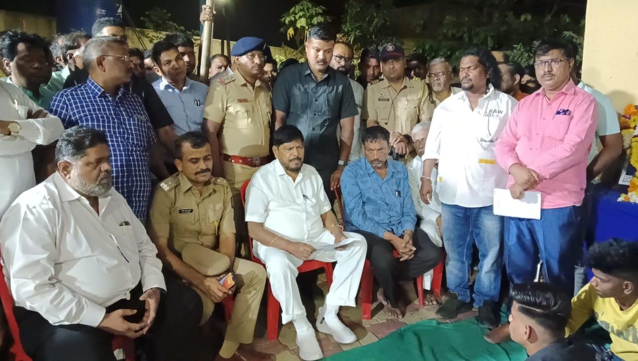रिपब्लिकन पार्टी के राष्ट्रीय अध्यक्ष रामदास अठावले ने आश्वासन दिया कि दिवंगत संकेत भोसले के परिवार को 20 लाख रुपये की सांत्वना निधि दी जायेगी. वह 2 लाख रुपये की सांत्वना निधि दे रहे हैं. इनमें अठावले द्वारा स्वर्गीय संकेत के परिवार को 50 हजार रुपये की सांत्वना सहायता दी गई.